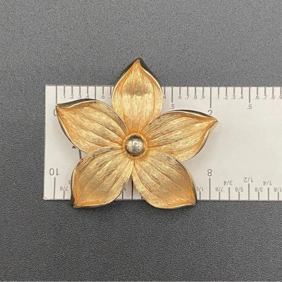 Vintage Signed Pastelli Textured  Gold Tone Floral Brooch - Picture 8 of 11